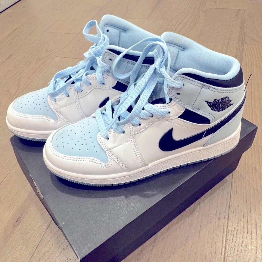 Air Jordan 1 Mid sneakers - youth size 4 like new